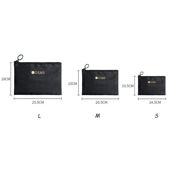 Tre astucci neri di diverse dimensioni con logo "OSND", misure: L 25,5x19 cm, M 20,5x15 cm, S 14,5x10,5 cm. Ideali per organizzazione e viaggio.