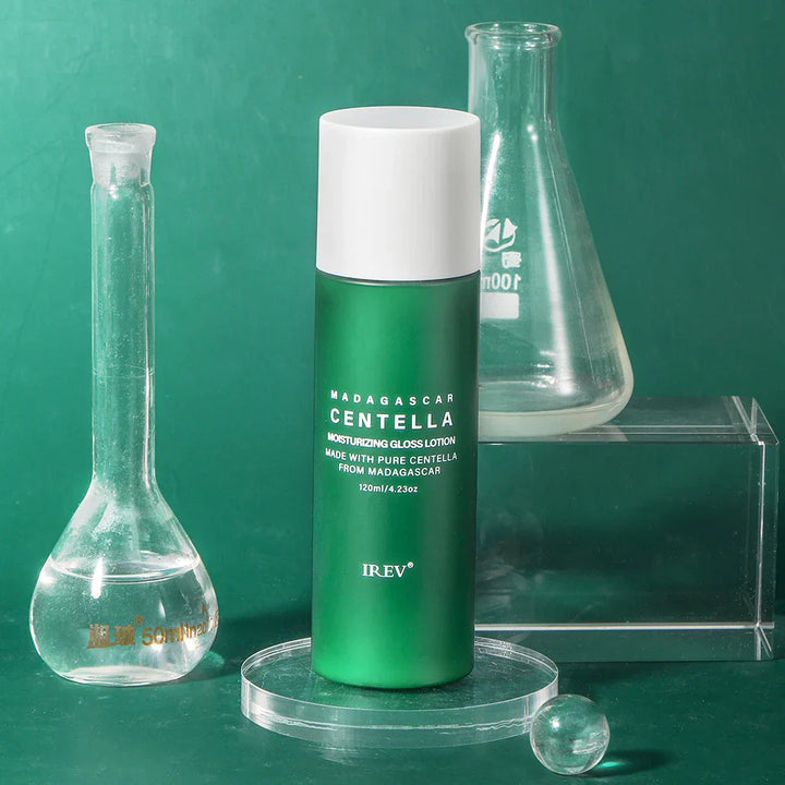 Bottiglia di lozione idratante Centella Madagascar su sfondo verde con beute di laboratorio. Cura della pelle, ingredienti naturali, 120ml.