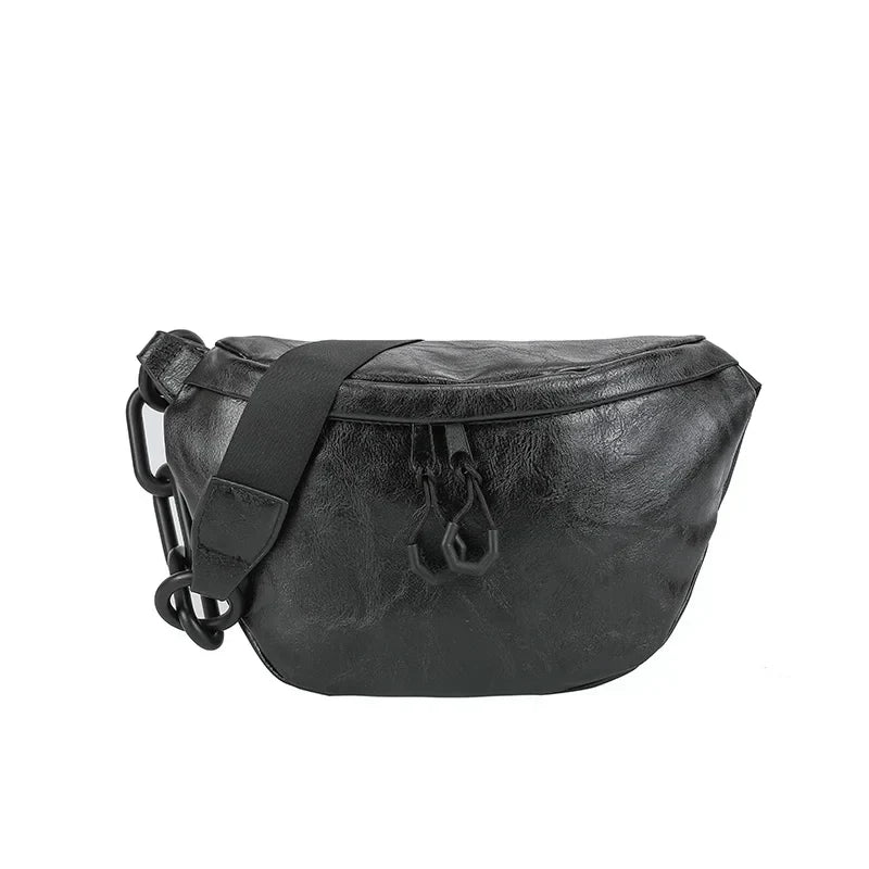 Marsupio in pelle nera con tracolla regolabile, design moderno e chiusura a zip. Accessorio moda unisex, ideale per viaggi e uso quotidiano.