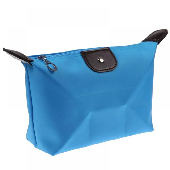 Borsa cosmetica blu con cerniera, dettagli in pelle marrone, design elegante e pratico. Ideale per viaggi e organizzazione trucco.