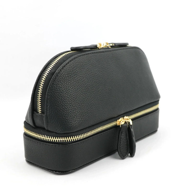 Astuccio in pelle nera con doppia cerniera dorata, design elegante e compatto, ideale per cosmetici o accessori da viaggio.