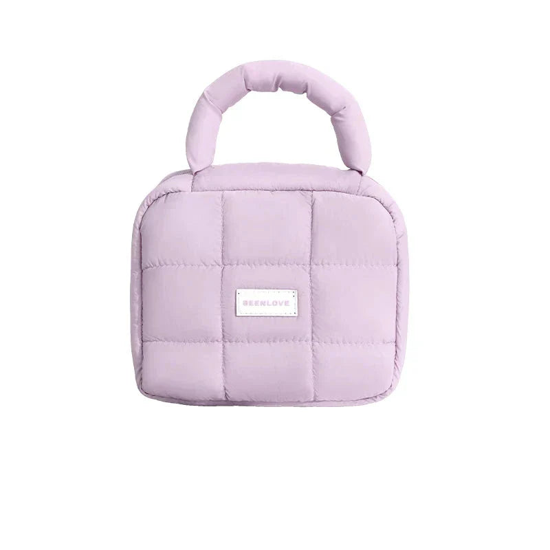 Borsa termica viola trapuntata con manico imbottito, design quadrato, etichetta frontale. Ideale per pranzo al sacco, picnic, viaggio.