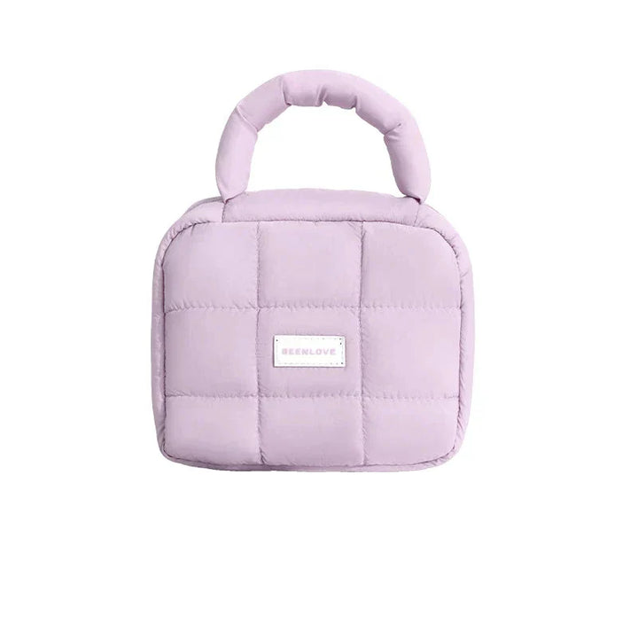 Borsa termica viola trapuntata con manico imbottito, design quadrato, etichetta frontale. Ideale per pranzo al sacco, picnic, viaggio.