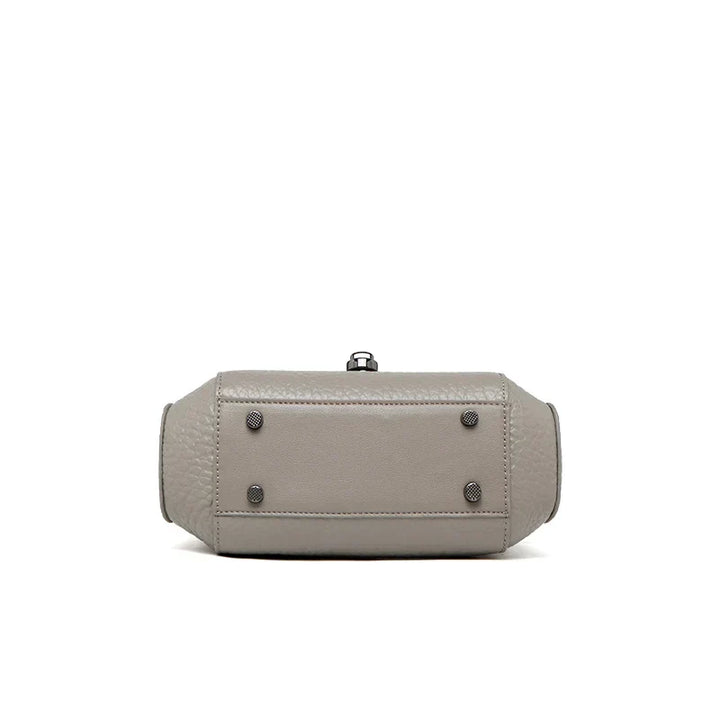 Borsa a tracolla in pelle grigia, vista dal basso, con piedini metallici. Design elegante e moderno, ideale per moda donna e accessori di lusso.