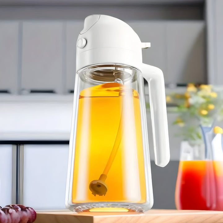 Caraffa in vetro trasparente con coperchio bianco, contenente succo d'arancia. Design moderno, ideale per cucina. Accessorio per bevande fresche.
