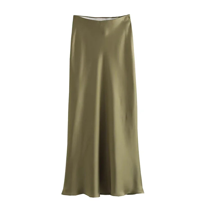 Gonna lunga in raso verde oliva, elegante e fluida, perfetta per occasioni formali e casual. Tessuto lucido, design minimalista.