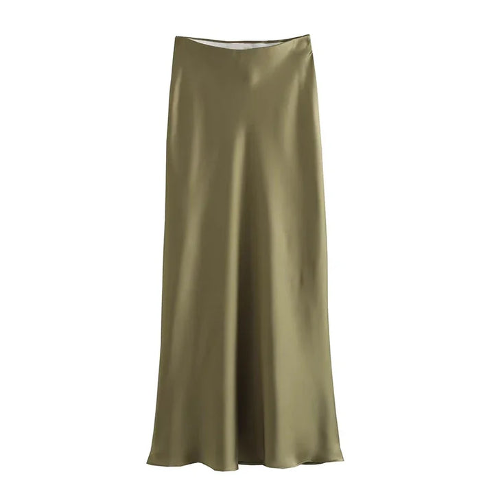 Gonna lunga in raso verde oliva, elegante e fluida, perfetta per occasioni formali e casual. Tessuto lucido, design minimalista.