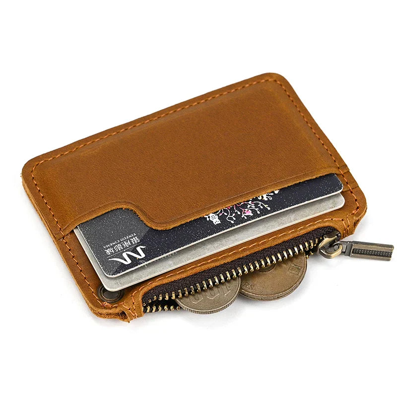 Portafoglio in pelle marrone con scomparto per carte di credito e tasca con zip per monete. Design compatto, ideale per uomo e donna.