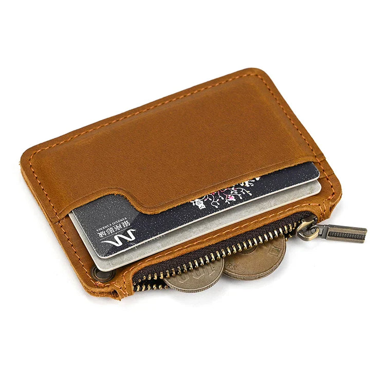 Portafoglio in pelle marrone con scomparto per carte di credito e tasca con zip per monete. Design compatto, ideale per uomo e donna.