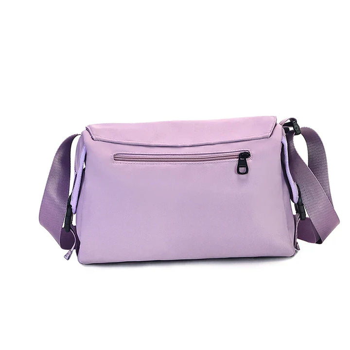 Borsa a tracolla viola chiaro, design moderno, con cerniera frontale e tracolla regolabile. Accessorio moda donna, pratico e versatile.