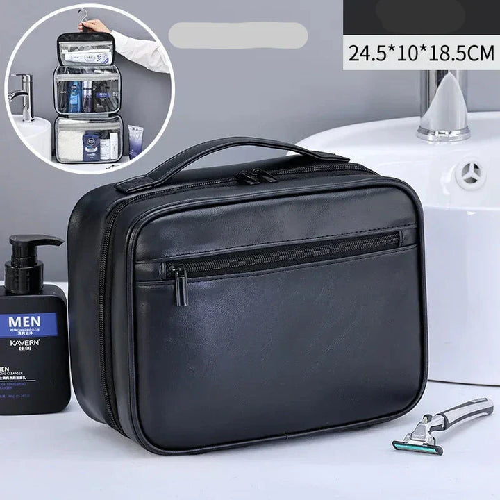 Borsa da toilette in pelle nera con zip, dimensioni 24.5x10x18.5 cm, accanto a rasoio e sapone da uomo. Ideale per viaggi e organizzazione bagno.