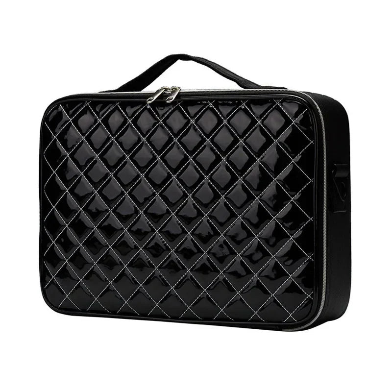 Custodia rigida nera trapuntata per cosmetici, con manico superiore e chiusura a zip. Design elegante e resistente, ideale per viaggi e organizzazione.
