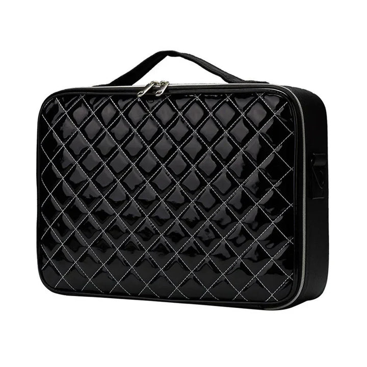 Custodia rigida nera trapuntata per cosmetici, con manico superiore e chiusura a zip. Design elegante e resistente, ideale per viaggi e organizzazione.