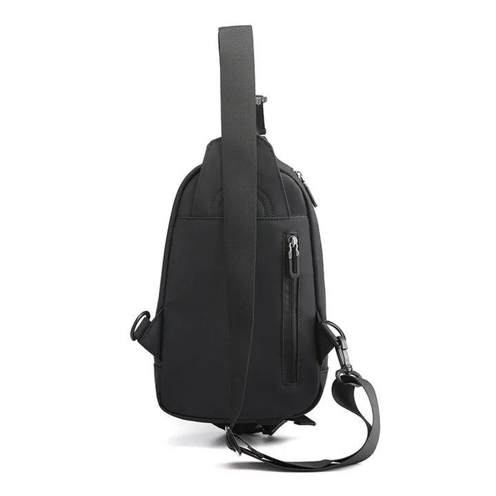 Zaino monospalla nero in tessuto impermeabile, con cerniere multiple e tracolla regolabile. Design moderno e pratico per uomo e donna.