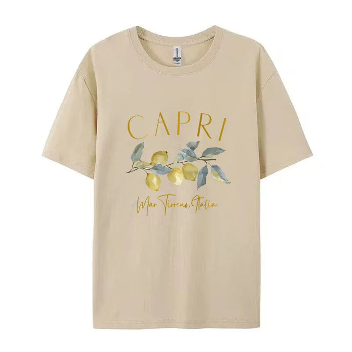 Maglietta beige con stampa "Capri" e limoni, design ispirato al Mar Tirreno, Italia. Moda estiva, abbigliamento casual, t-shirt unisex.
