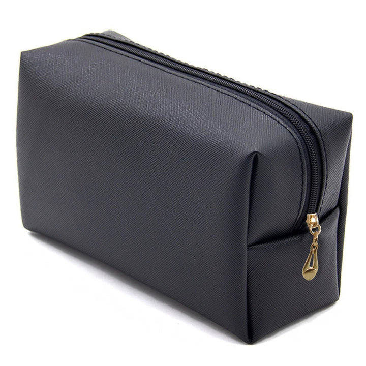 Astuccio nero in pelle sintetica con cerniera dorata, design elegante e compatto, ideale per cosmetici o articoli da viaggio.