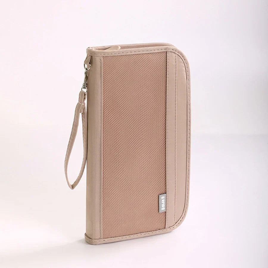 Custodia organizer beige in tessuto, con cerniera e cinturino, ideale per documenti e accessori da viaggio. Design elegante e funzionale.