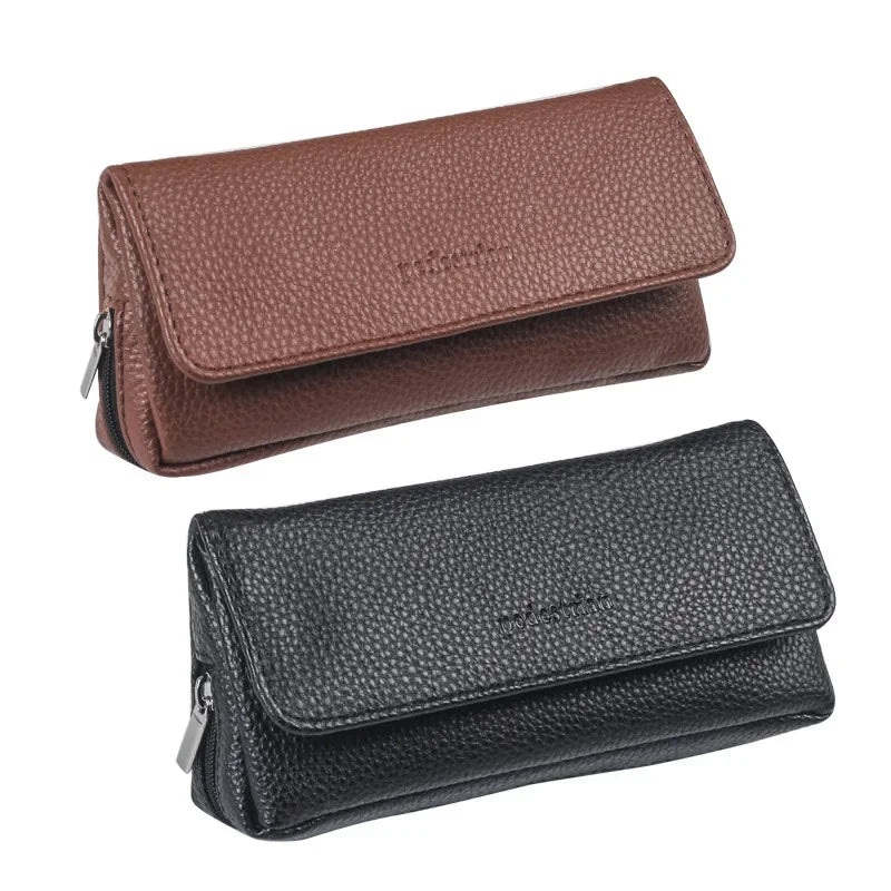 Due astucci in pelle, uno marrone e uno nero, con chiusura a zip. Design elegante e pratico per accessori da viaggio o cosmetici.