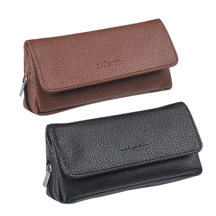 Due astucci in pelle, uno marrone e uno nero, con chiusura a zip. Design elegante e pratico per accessori da viaggio o cosmetici.