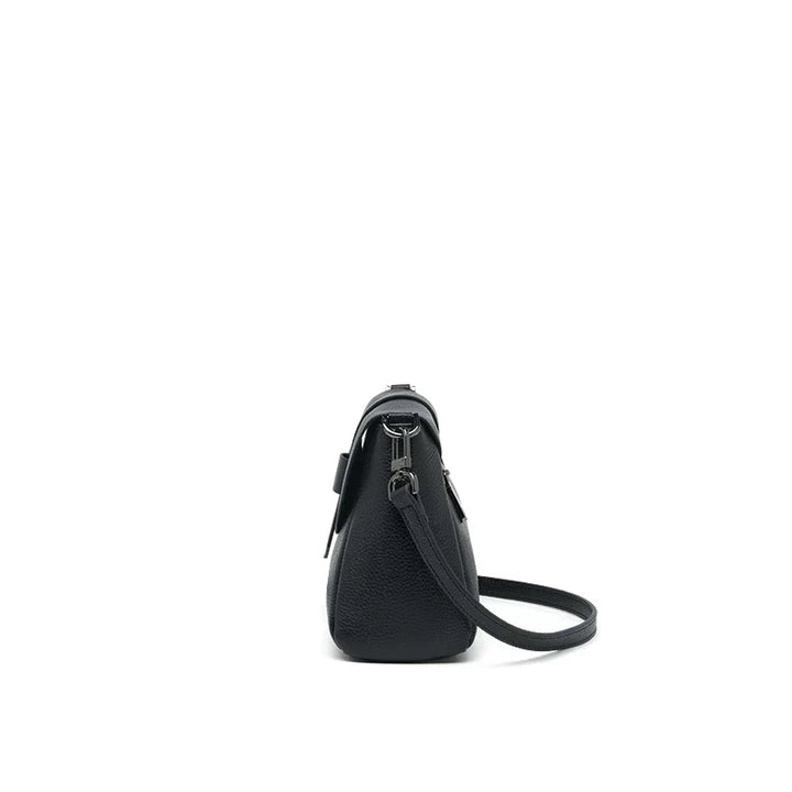 Borsa a tracolla in pelle nera, design elegante e minimalista, vista laterale. Accessorio moda donna, ideale per ogni occasione.