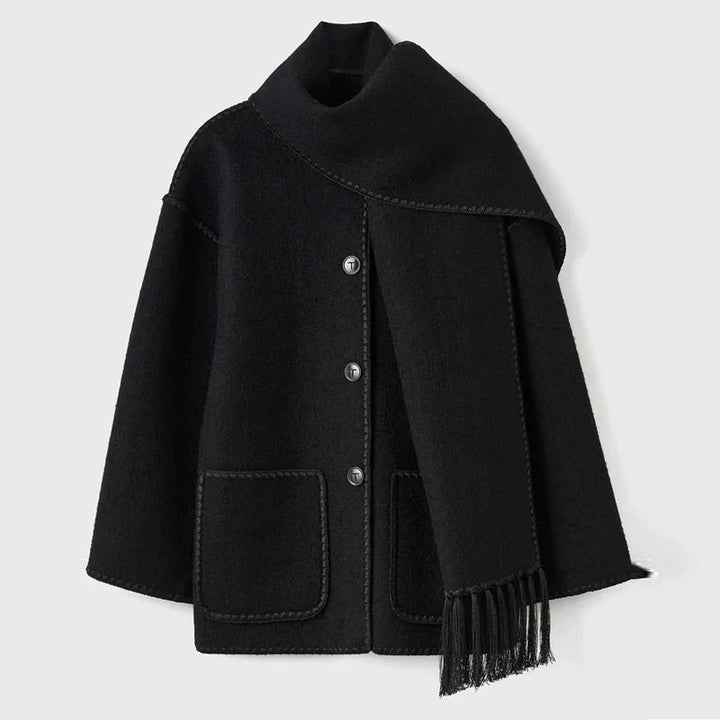 Cappotto nero elegante con sciarpa abbinata, bottoni frontali, tasche applicate, design invernale caldo, moda donna, tessuto di lana.