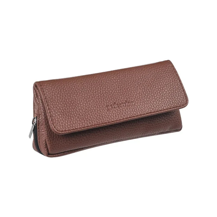 Custodia occhiali in pelle marrone, design elegante e compatto, chiusura con zip, ideale per protezione e trasporto occhiali da sole o vista.