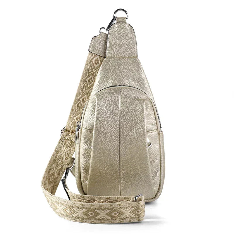 Zaino monospalla in pelle beige con tracolla regolabile decorata, design elegante e moderno, ideale per moda e praticità quotidiana.