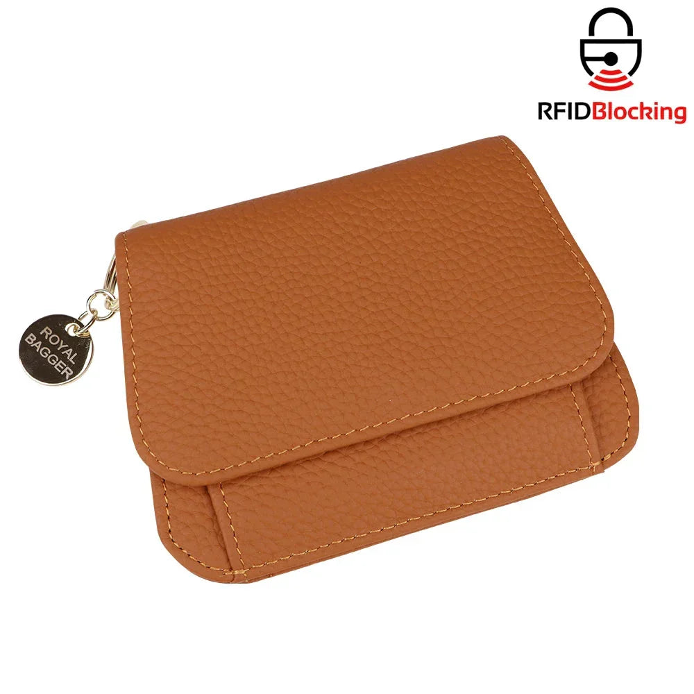 Portafoglio donna in pelle marrone con protezione RFID, chiusura a bottone, design compatto, logo Royal Bagder. Accessorio moda elegante e sicuro.