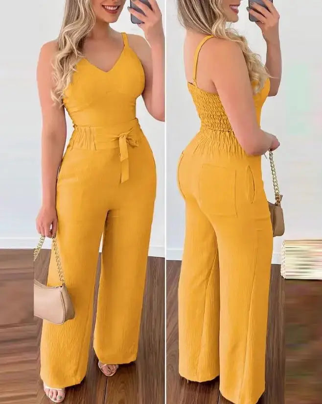 Tuta gialla elegante da donna, senza maniche, con cintura in vita e pantaloni larghi. Perfetta per moda estiva e look casual chic.