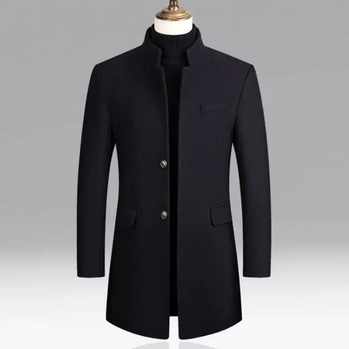 Cappotto uomo elegante nero, lungo, con colletto alto e bottoni, ideale per moda invernale e look formale. Perfetto per occasioni speciali.