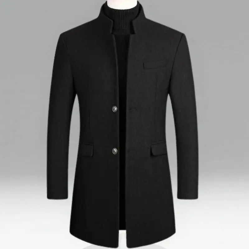 Cappotto uomo elegante nero, monopetto, con colletto alla coreana, tasche frontali, ideale per moda invernale e look formale.