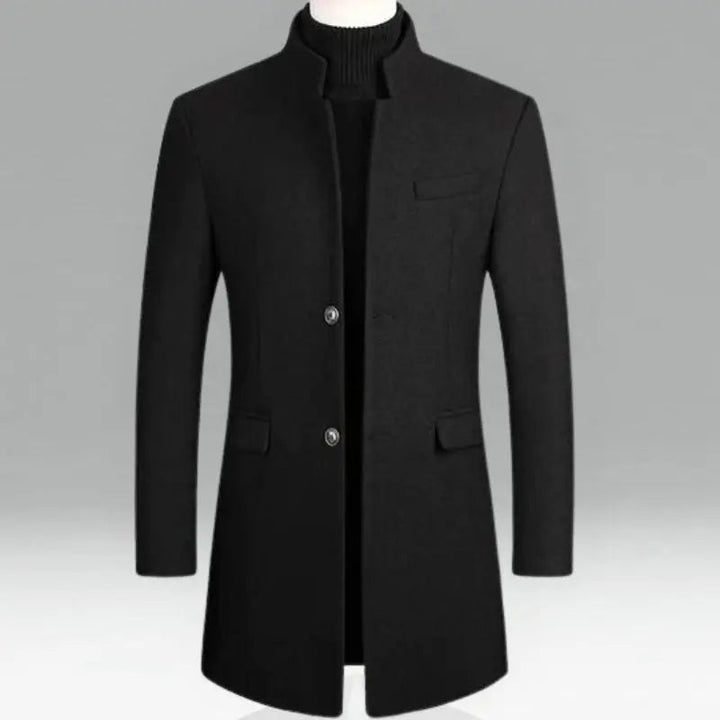 Cappotto uomo elegante nero, monopetto, con colletto alla coreana, tasche frontali, ideale per moda invernale e look formale.