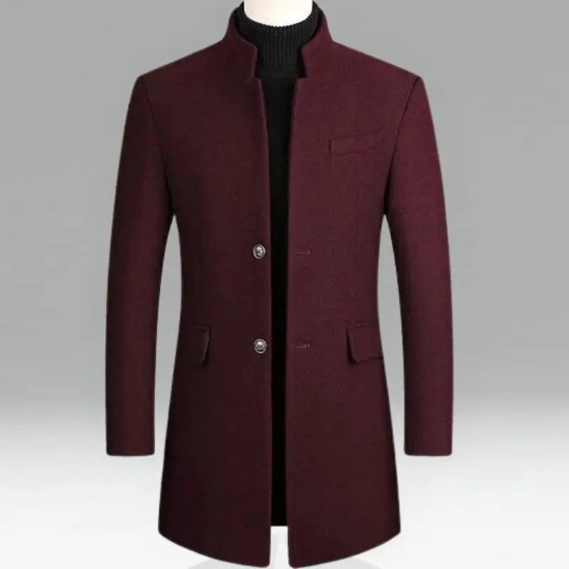 Cappotto uomo elegante bordeaux, monopetto, con colletto alla coreana e tasche frontali. Ideale per moda invernale e look formale.