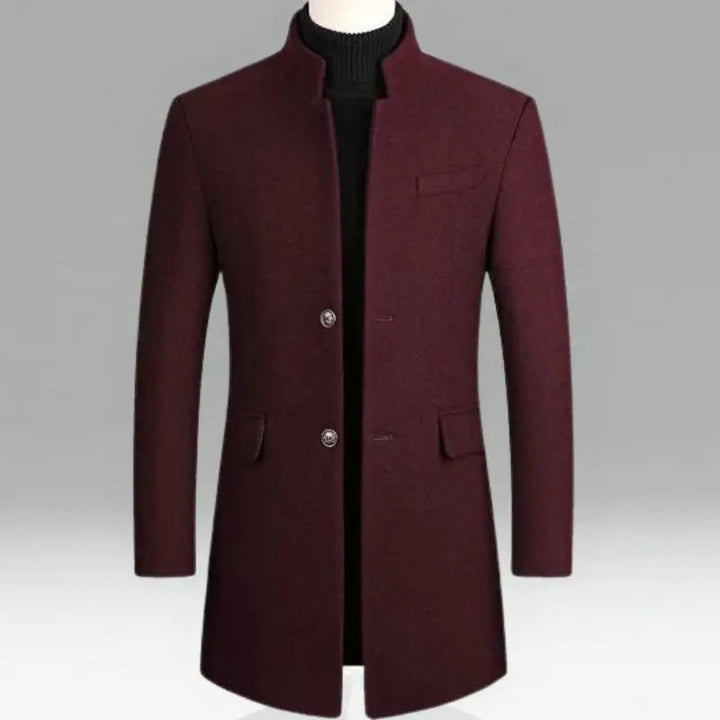 Cappotto uomo elegante bordeaux, monopetto, con colletto alla coreana e tasche frontali. Ideale per moda invernale e look formale.