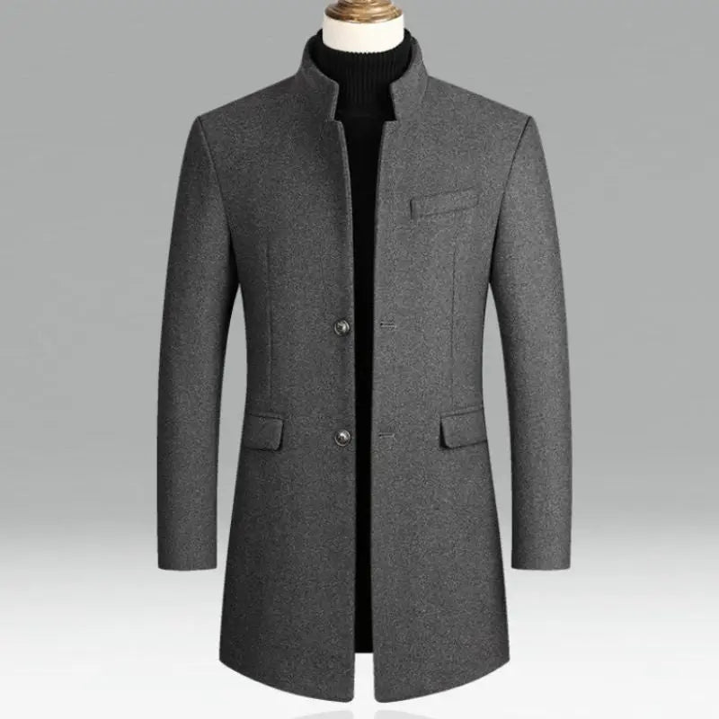 Cappotto uomo elegante grigio, lungo, con colletto alla coreana e tasche frontali. Ideale per moda invernale e look formale.