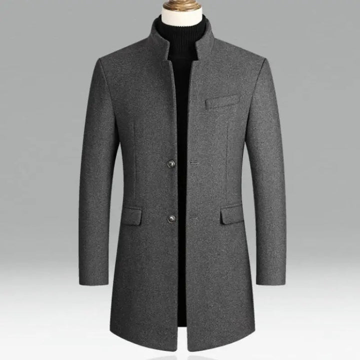 Cappotto uomo elegante grigio, lungo, con colletto alla coreana e tasche frontali. Ideale per moda invernale e look formale.