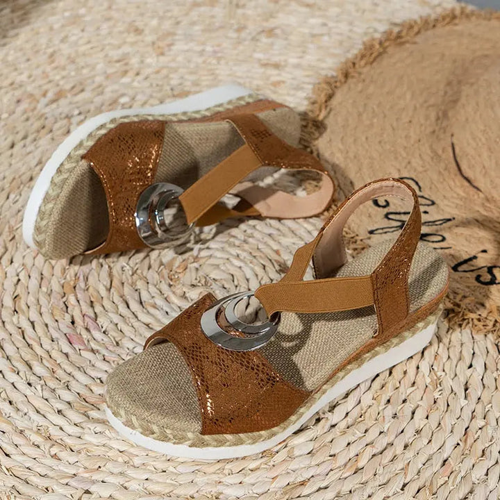 Sandali estivi donna con zeppa, colore marrone, dettagli metallici, suola in corda intrecciata. Scarpe moda casual eleganti per la stagione calda.