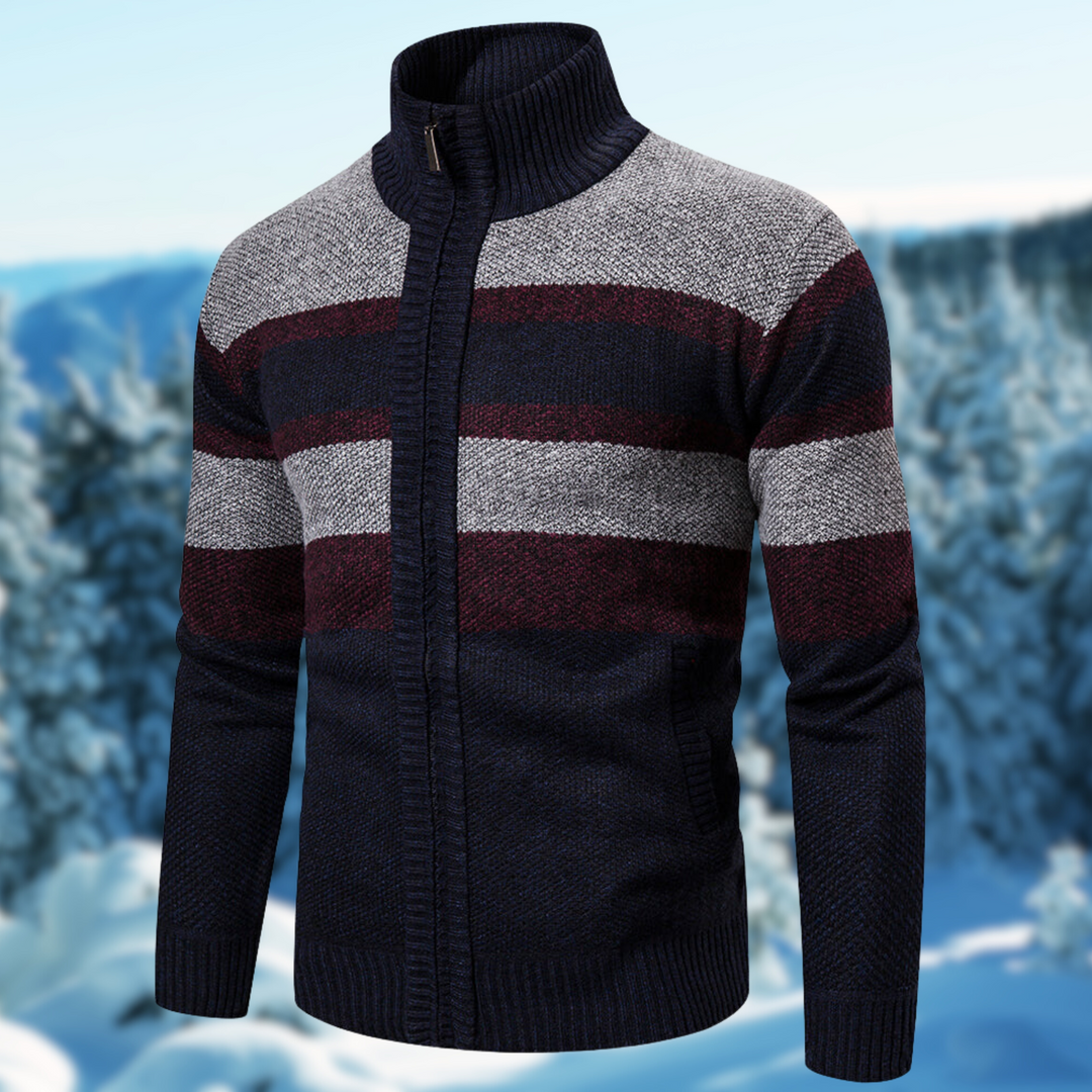 Maglione invernale da uomo a righe blu, grigie e bordeaux, con zip e collo alto, sfondo innevato. Maglione caldo e alla moda per l'inverno.