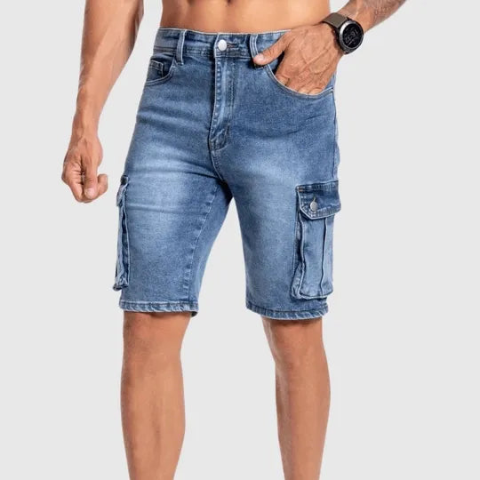 Pantaloncini cargo uomo in denim blu, tasche laterali, chiusura a bottone, stile casual estivo. Ideali per moda maschile e abbigliamento estivo.