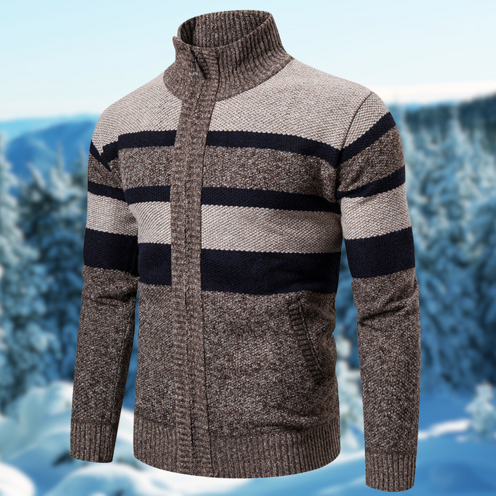 Maglione invernale da uomo a righe marroni e blu, collo alto, sfondo innevato. Maglione caldo e alla moda, perfetto per l'inverno.