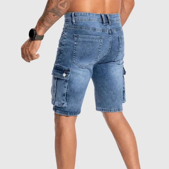 Shorts cargo in denim blu da uomo, con tasche laterali e orologio al polso. Design casual, perfetto per moda estiva e look urbano.