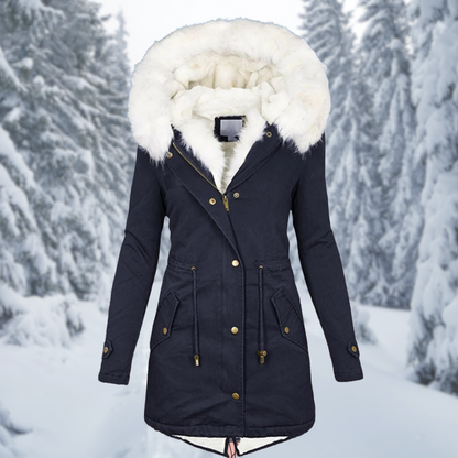 Giacca invernale donna con cappuccio in pelliccia sintetica bianca, colore blu scuro, sfondo innevato, moda calda e elegante per l'inverno.