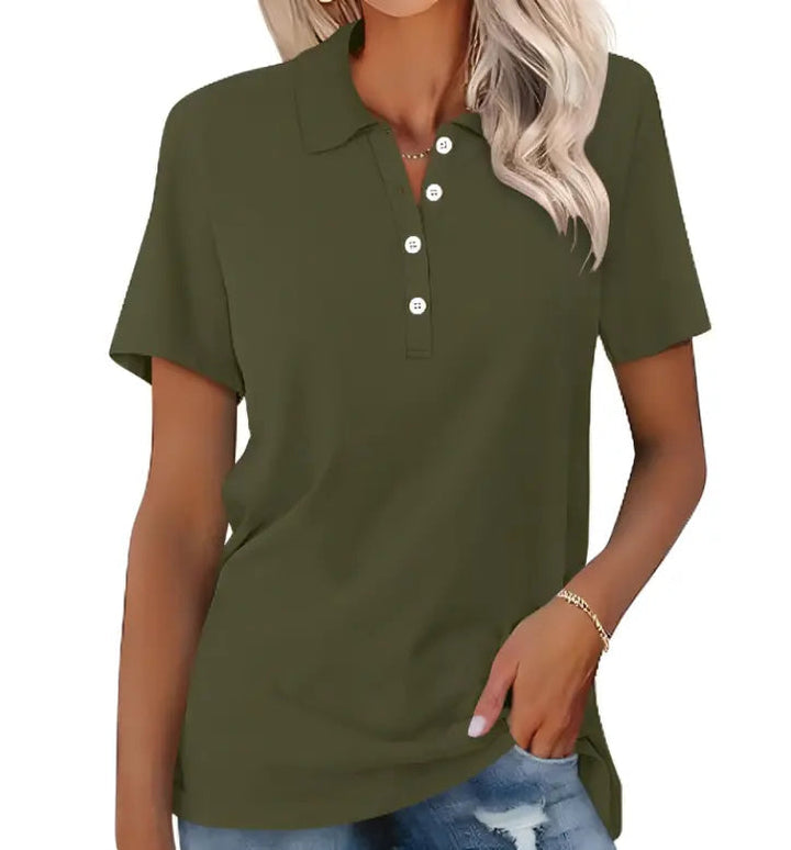 Maglietta polo donna verde oliva, maniche corte, bottoni frontali, stile casual, tessuto morbido, perfetta per look estivi e quotidiani.