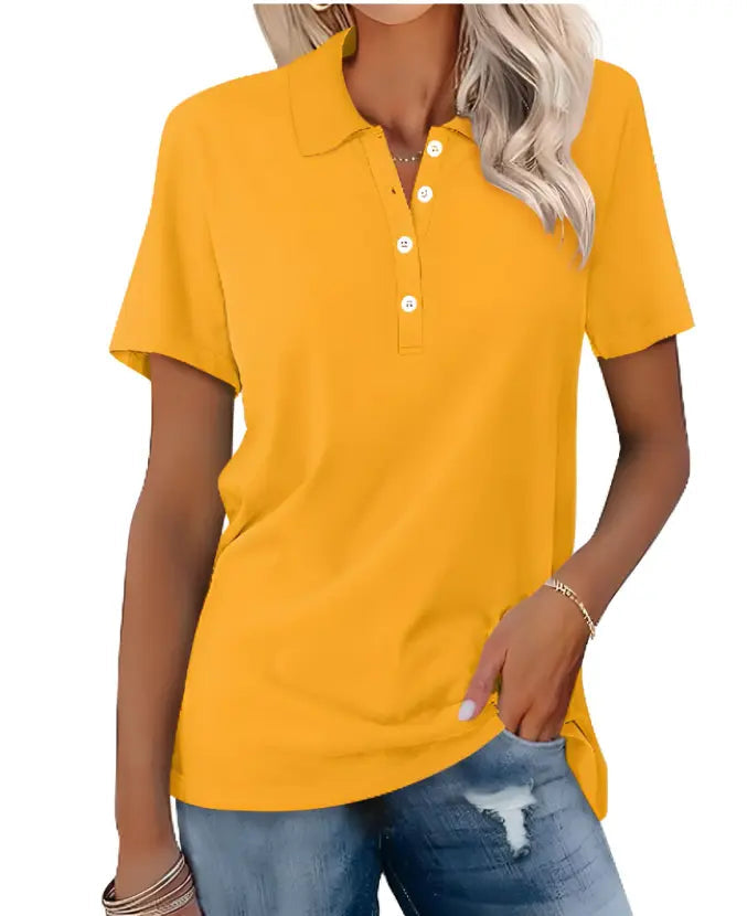 Maglietta polo donna gialla, maniche corte, bottoni frontali, abbinata a jeans strappati. Stile casual, moda estiva, abbigliamento femminile.