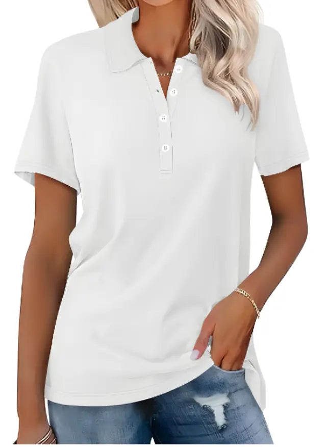 Donna con polo bianca casual, maniche corte, abbinata a jeans. Stile estivo, moda femminile, abbigliamento quotidiano elegante e confortevole.