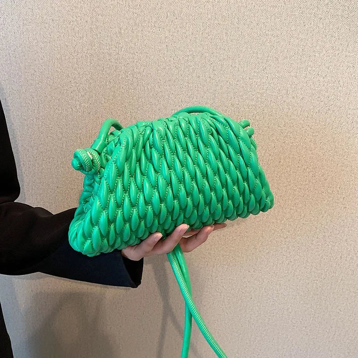 Borsa a tracolla verde intrecciata a mano, design moderno, tenuta in mano. Accessorio moda elegante, perfetto per look casual e chic.