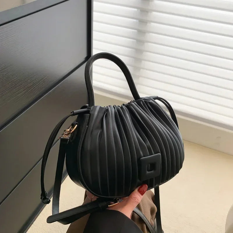 Borsa a mano nera plissettata in pelle, design elegante e moderno, perfetta per moda femminile, accessorio di lusso, stile contemporaneo.
