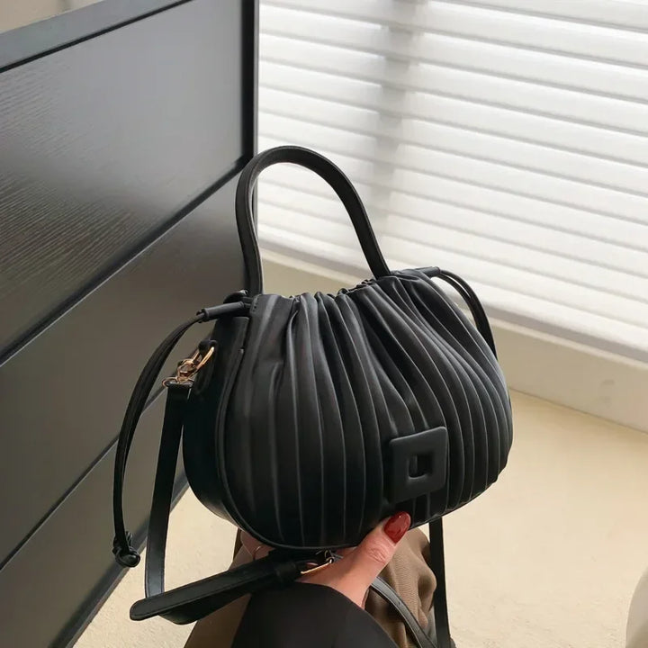 Borsa a mano nera plissettata in pelle, design elegante e moderno, perfetta per moda femminile, accessorio di lusso, stile contemporaneo.