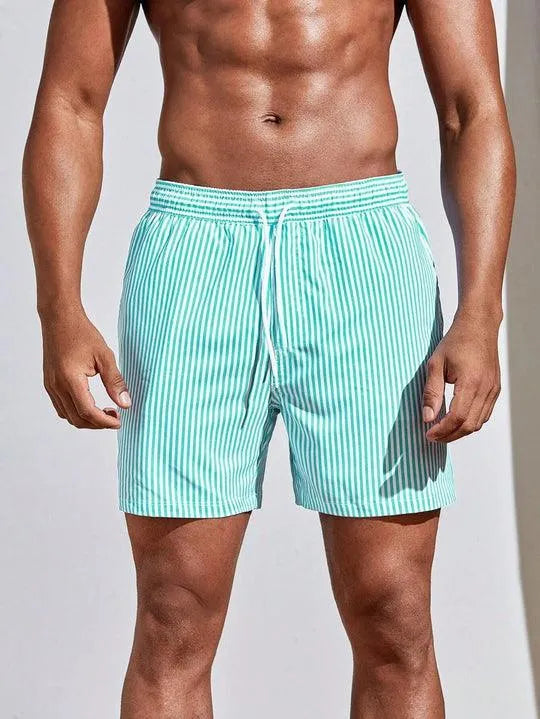 Costume da bagno uomo a righe verticali verde menta e bianche, elastico in vita con laccio, perfetto per l'estate e la spiaggia.