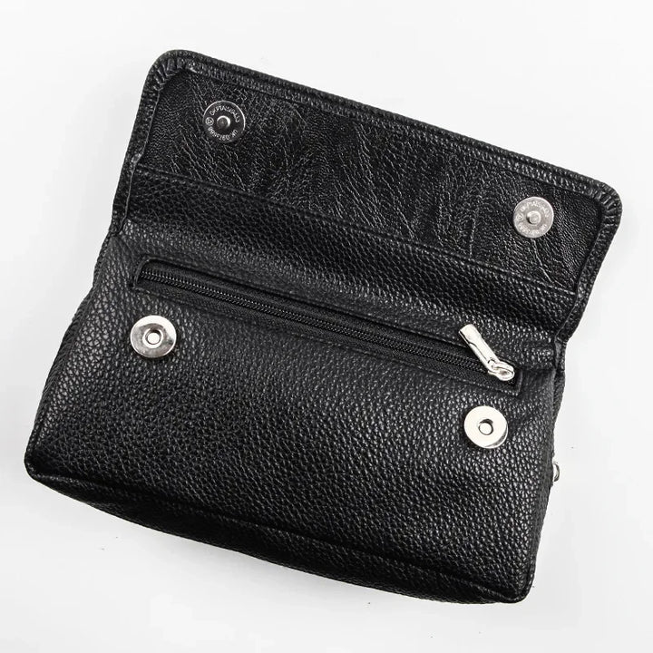 Portafoglio nero in pelle con chiusura a bottone e cerniera, design elegante e compatto, ideale per organizzare carte e monete.